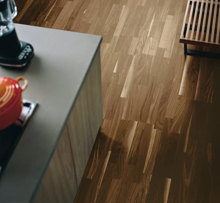 Puulattia Classic 3060 - saksanpähkinä, 3-lautainen, luonnollinen mattalakattu