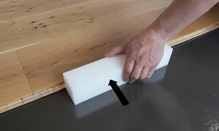 Lyöntipalikka lattian asennukseen