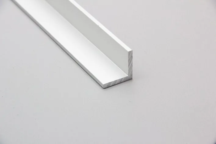 Vinkelprofil, 20x20 mm. u/huller