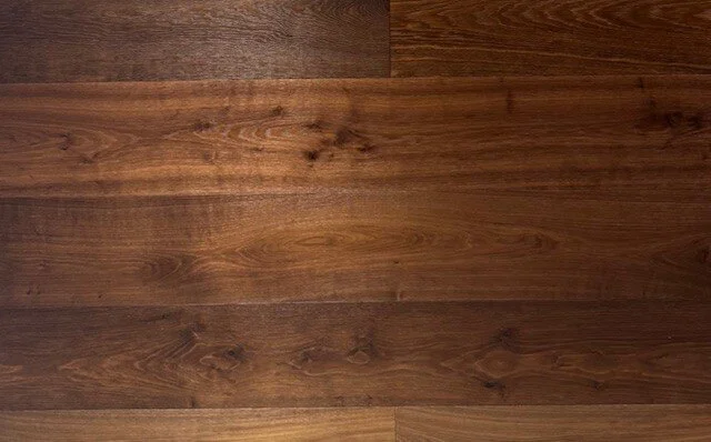 FloorMaster MEGA Herregårdsplank - Tammi luonnollinen, savustettu, solmuinen, mattalakattu 300 mm.