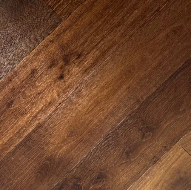 FloorMaster MEGA Herregårdsplank - Tammi luonnollinen, savustettu, solmuinen, mattalakattu 300 mm.